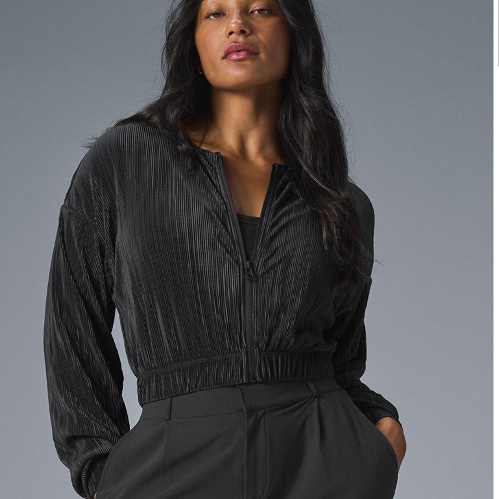 ALO Cropped Micro Plisse Jacket - Black, Size L